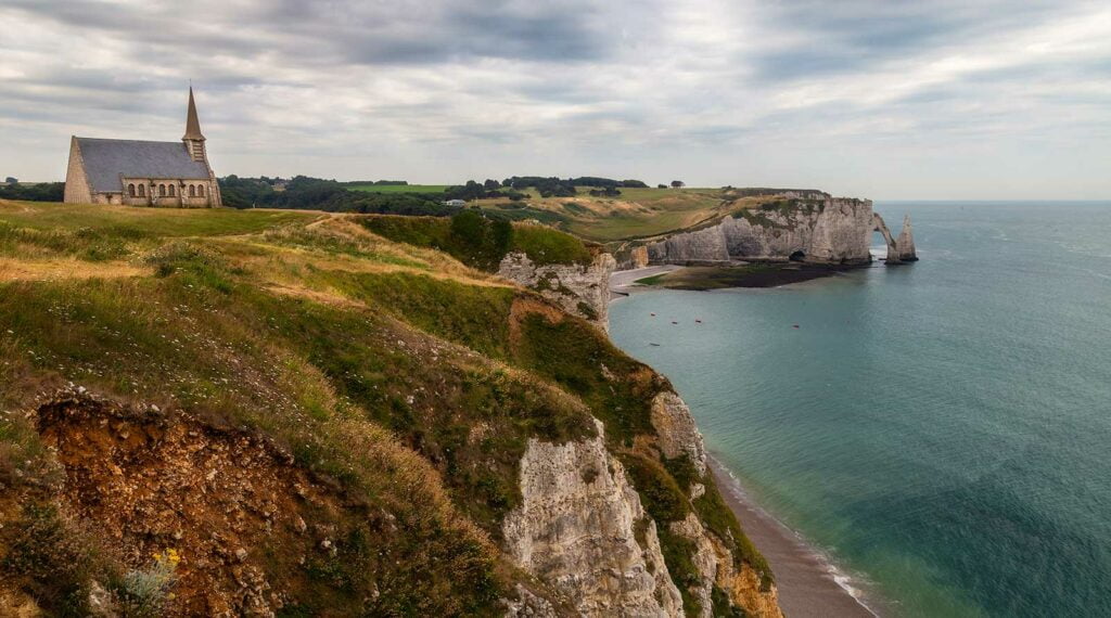 Vue sur Etretat et sa chapelle