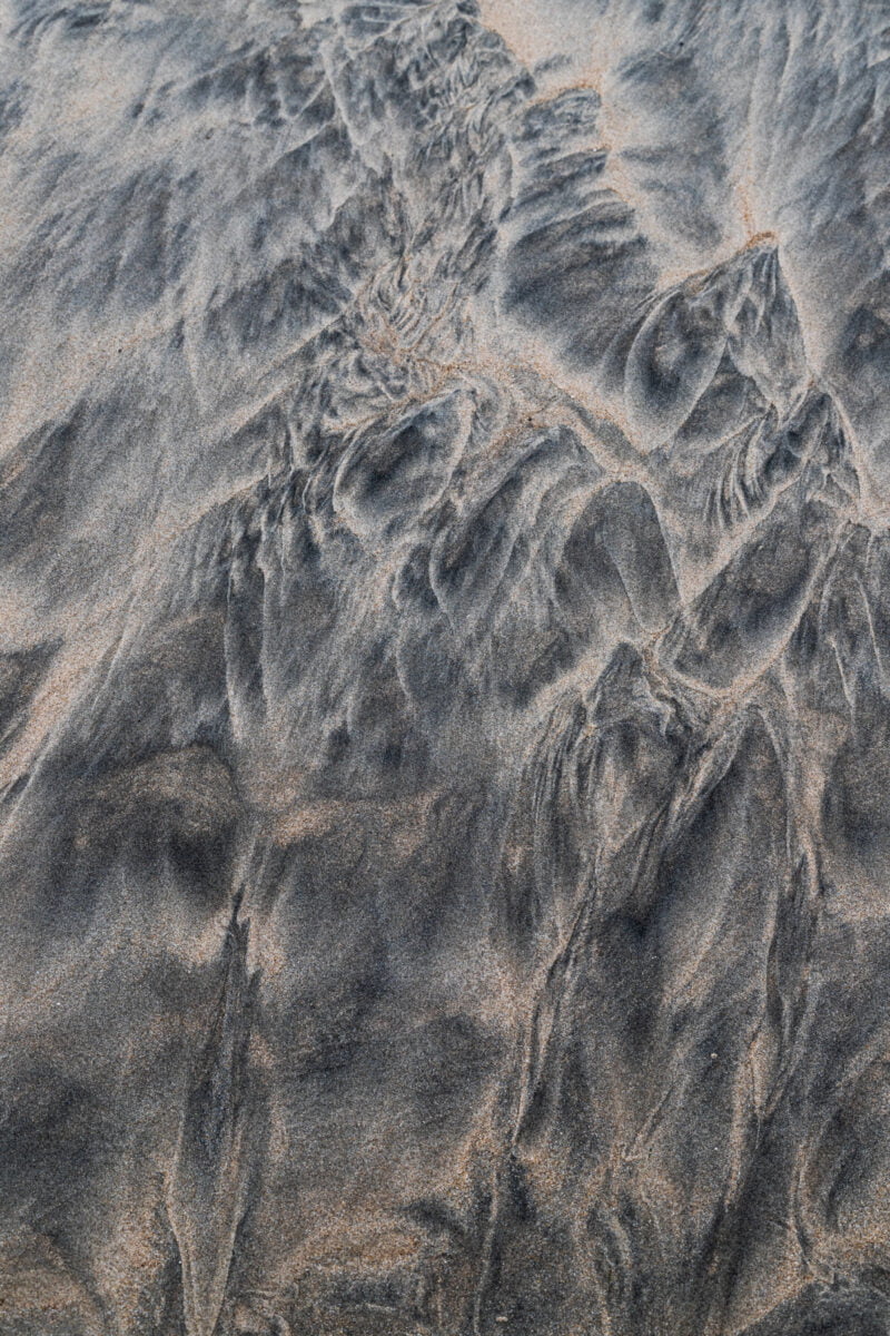 Le sable dessine des motifs sur la plage