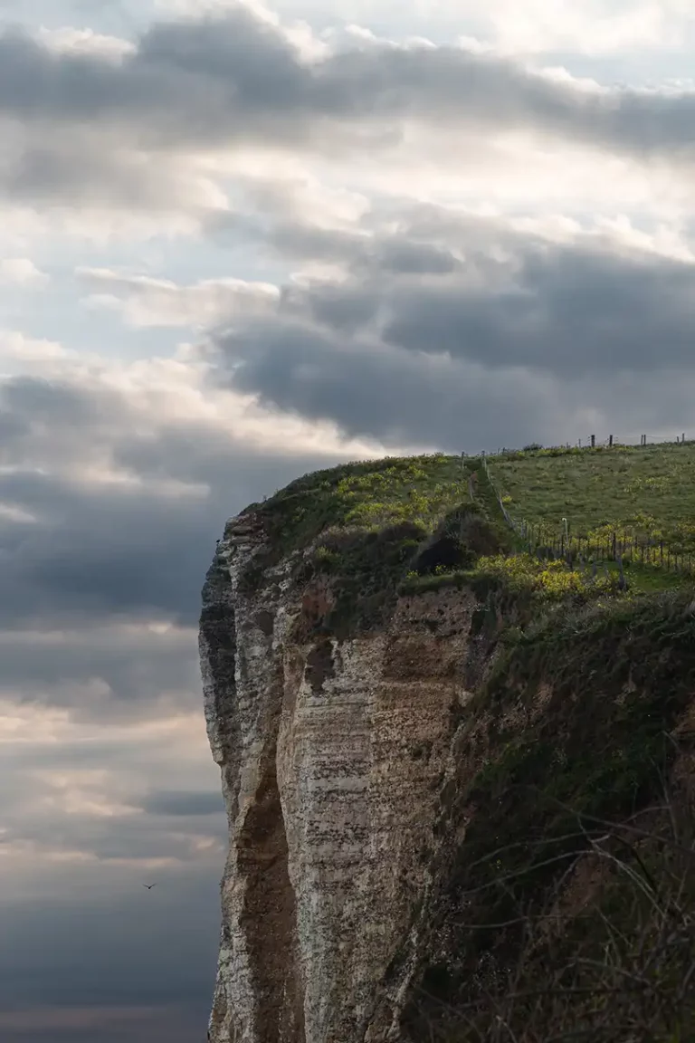 Falaise sur fond de nuages