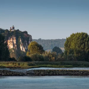 Le phare de la Roque depuis le Bois des Écluses à Tancarville