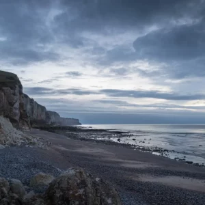 La plage de Senneville sur Fécamp le soir