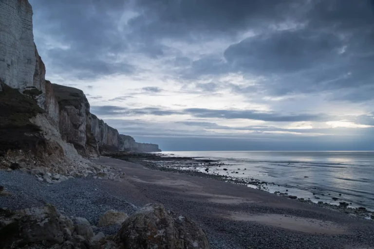 La plage de Senneville sur Fécamp le soir