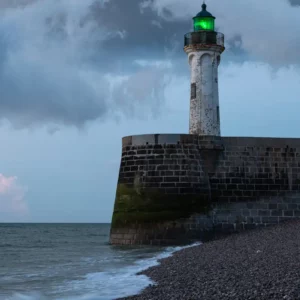 Le phare de Saint Valery en Caux sous un ciel menaçant