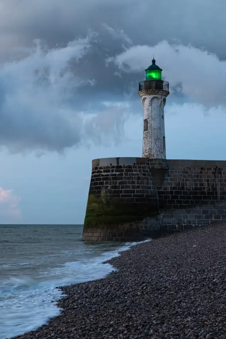 Le phare de Saint Valery en Caux sous un ciel menaçant