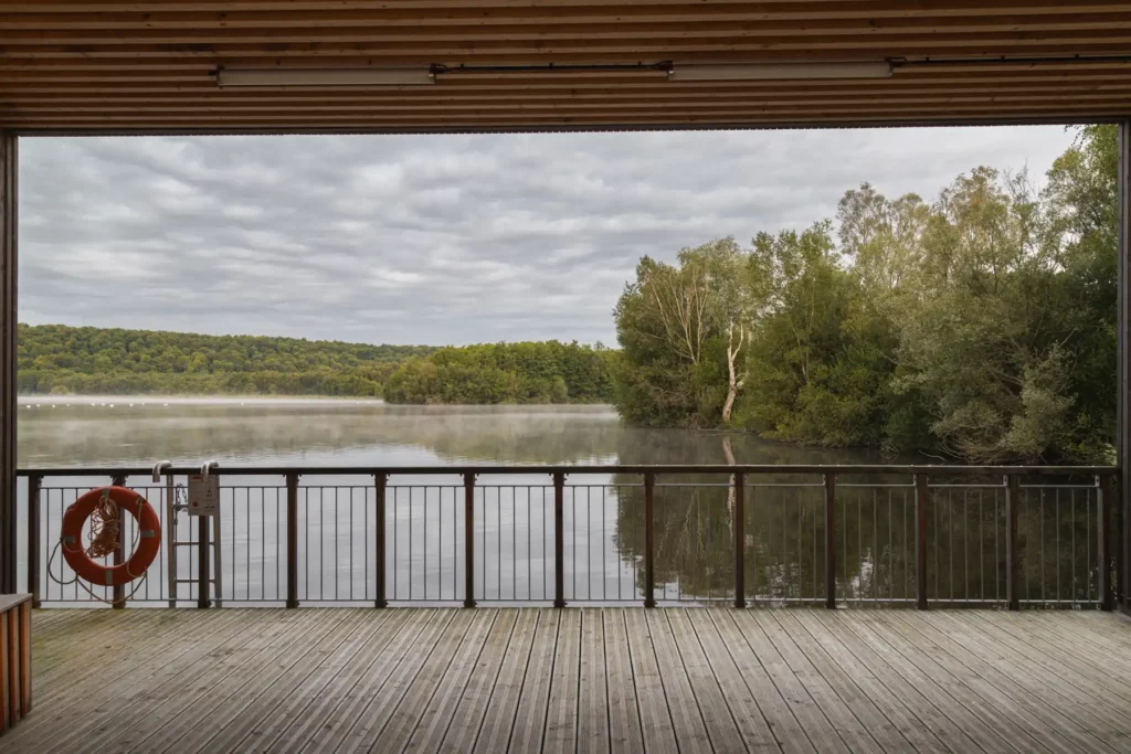 La bâtiment flottant à la tourbière d'Heurteauville