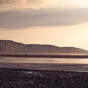 Lumière dorée sur la plage de Veules les roses