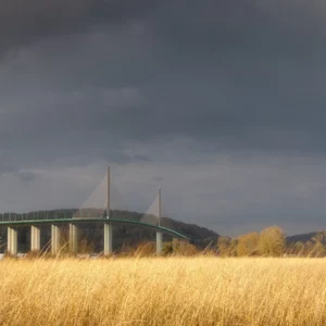 Le pont de Brotonne dans la lumière sous un ciel menaçant