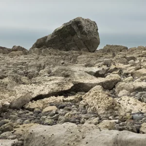 Bloc de roche sur la plage de Senneville sur Fécamp, Côte d'Albâtre