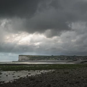 La plage de Veulettes sur mer sous un temps très couvert et sombre